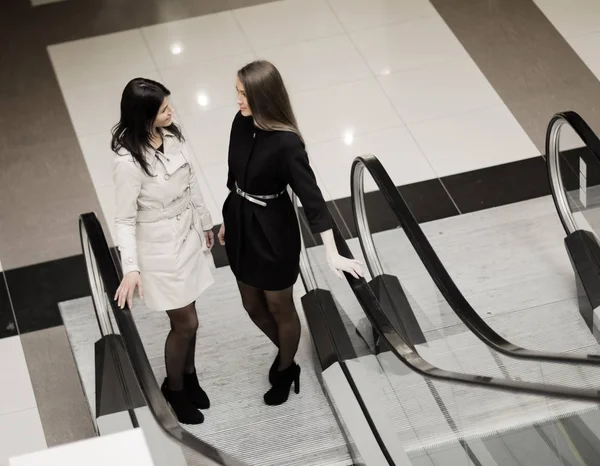 Finanční manažer setkává klienta ve foyeru moderní kancelář. — Stock fotografie