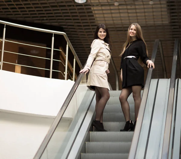Сотрудники компании, стоящие на лестнице в вестибюле современного офиса — стоковое фото