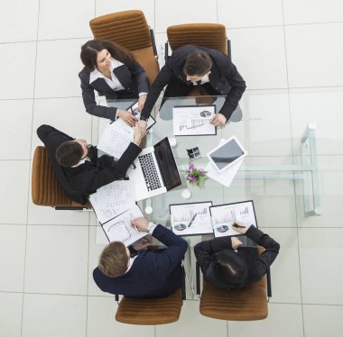 Yeni mali anlaşmasını bir tartışmanın ardından el sıkışan iş ortakları