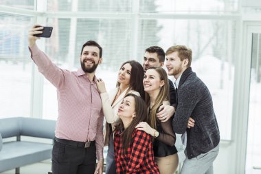 office penceresinde yakın duran bir selfie alarak dostu iş takım