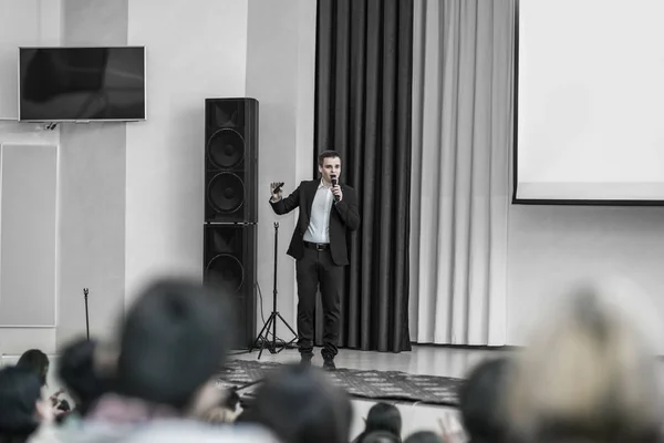 Altavoz lleva a cabo los negocios de la conferencia en la moderna sala de conferencias — Foto de Stock