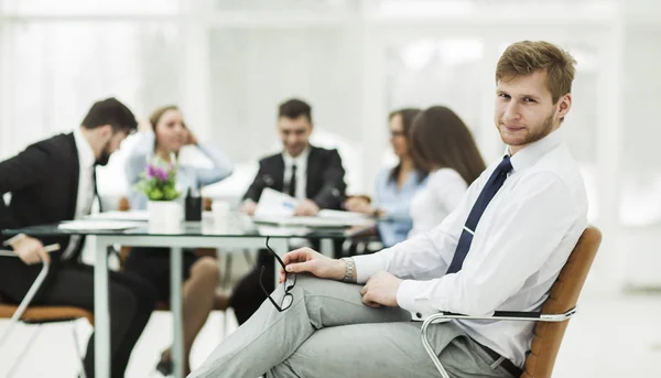 Abogado líder de la empresa en el fondo de la reunión de trabajo el equipo de negocios — Foto de Stock