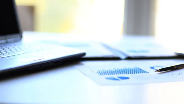 Contexto empresarial: estatísticas financeiras, caderno e caneta no local de trabalho do escritório — Fotografia de Stock