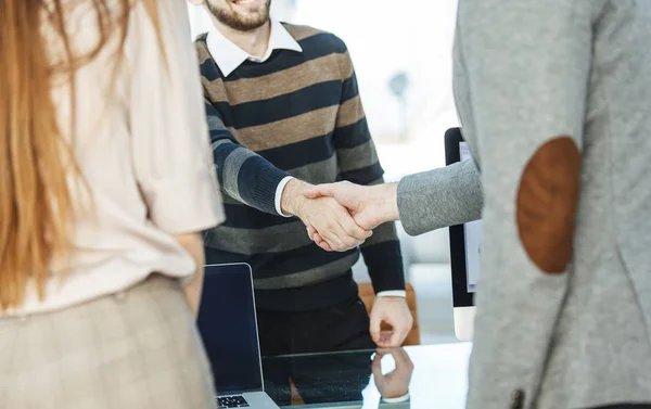 Apretón de manos entre el cliente y el gerente de la empresa cerca del lugar de trabajo — Foto de Stock