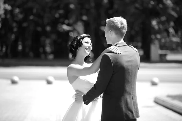 Noir et blanc photo.portrait de couple heureux le jour du mariage — Photo