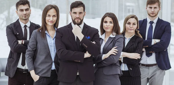 Porträt eines eng geknüpften Geschäftsteams, das nebeneinander in der Lobby des Büros steht — Stockfoto