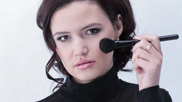 Mujer joven con estilo con cepillo para maquillaje — Foto de Stock
