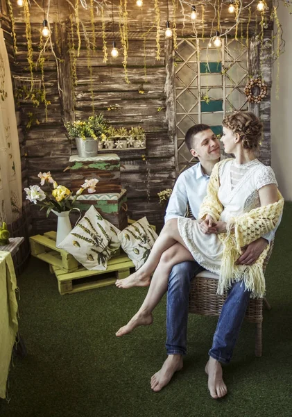 Concept van geluk is een gelukkige vrouw zittend op de schoot van haar man — Stockfoto