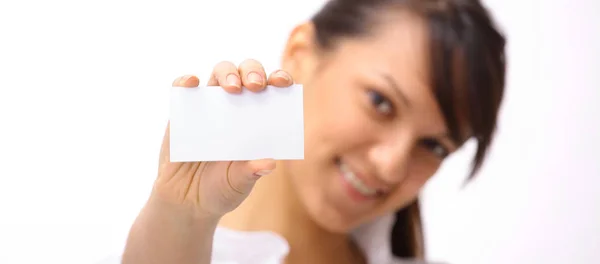 Jovem empresária mostrando cartão de visita em branco  . — Fotografia de Stock