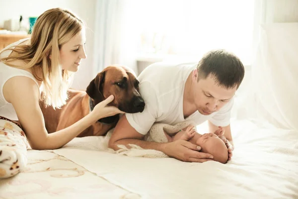 Concepto de felicidad familiar - retrato de padres felices con un d —  Fotos de Stock