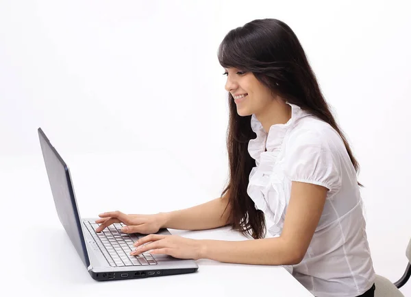 Jovem mulher digitando texto no teclado do laptop — Fotografia de Stock