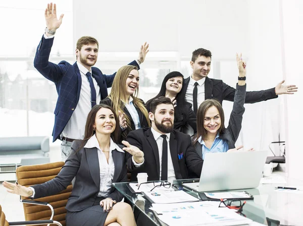 Team di lavoro con le mani in alto e votando per il processo decisionale vicino al desktop — Foto Stock