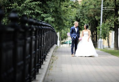 mutlu yeni evli bir şehir sokak yürüyüş