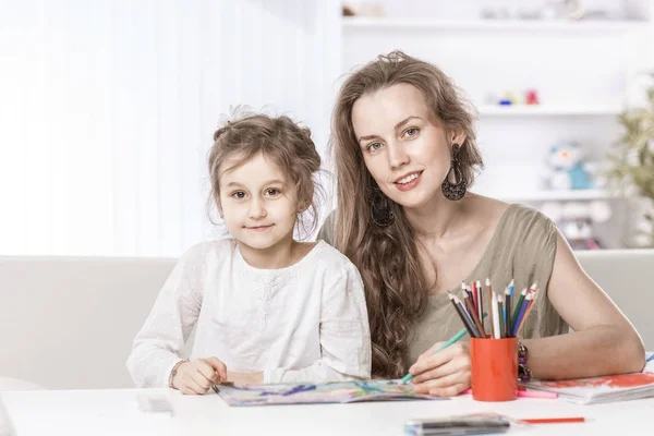 Mom teaches five year old daughter to draw with pencils — Stock Photo, Image