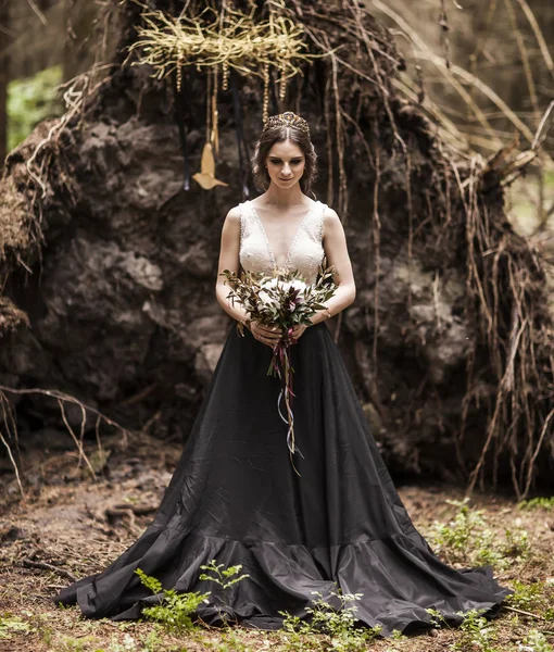 Retrato de una novia vestida con vestido de novia no tradicional al aire libre en el bosque — Foto de Stock