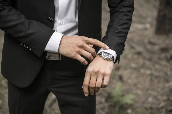 Primer plano de un hombre de negocios mirando el reloj de pulsera —  Fotos de Stock