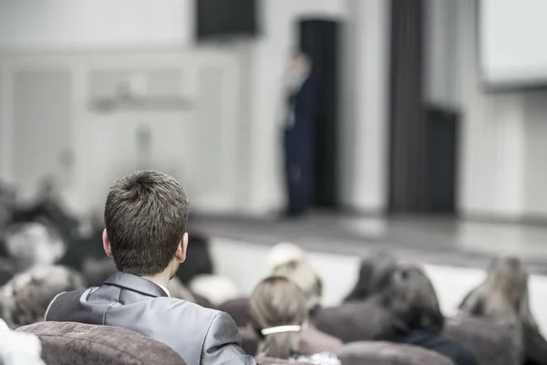 Oyentes cursos de negocios, sentado en conferencias en la moderna sala de conferencias — Foto de Stock