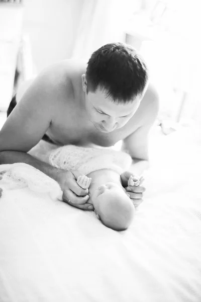 Foto en blanco y negro en estilo retro - padre feliz de la mano —  Fotos de Stock