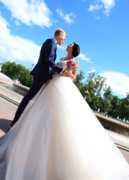 Bride and groom on the background of the city — Stock Photo, Image