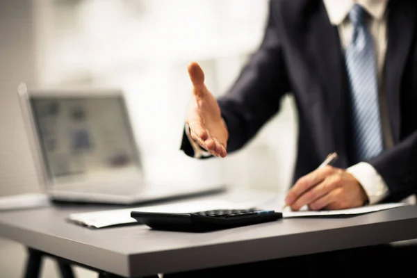 Portret van succesvolle zakenman, een hand geven voor de transactie — Stockfoto