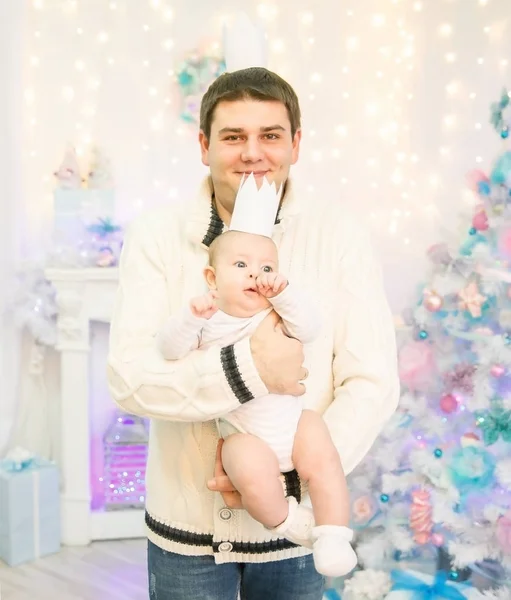 Concepto de paternidad: padre e hijo pequeño en la víspera de Navidad — Foto de Stock