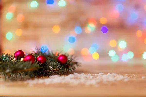 Branches de sapin et décorations de Noël sur fond de fête — Photo