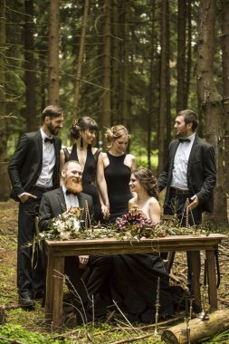 Gelin ve damat ormanda düğün töreninde