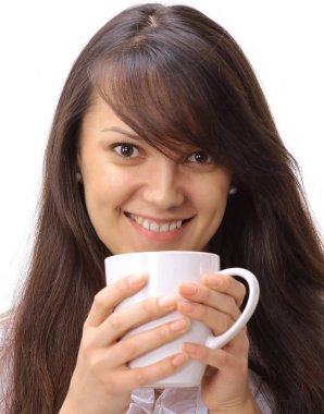 bir fincan çay tutan güzel genç kadın portresi