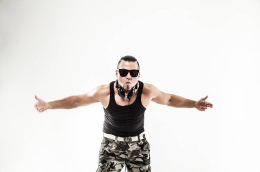 Duygusal ve karizmatik DJ - Kulaklıklı bir rapçi