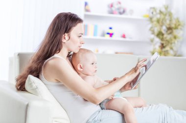 mutlu anne onun yaş bebek resimleri dijital tablet üzerinde gösterilen