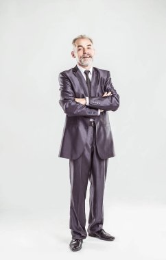 tam büyüme - beyaz arka plan üzerinde iş elbiseli deneyimli işadamı portresi