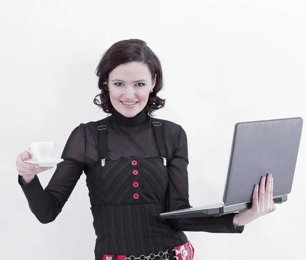 Joven mujer de negocios de pie con una taza de café y una computadora portátil — Foto de Stock