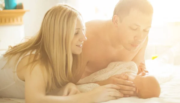 Έννοια της οικογενειακής ευτυχίας - ευτυχείς γονείς και το νεογέννητο μωρό — Φωτογραφία Αρχείου