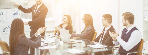 Equipo empresarial aplaudiendo al Gerente de Finanzas por la presentación del nuevo proyecto en el lugar de trabajo —  Fotos de Stock