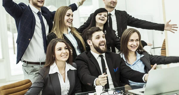 Concepto de éxito empresarial: animar al equipo empresarial en el lugar de trabajo en la oficina — Foto de Stock