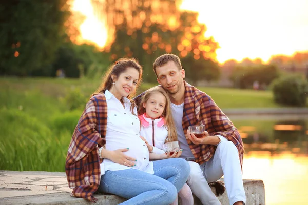 Concept d "éducation des enfants - une famille heureuse enveloppée dans un vide — Photo