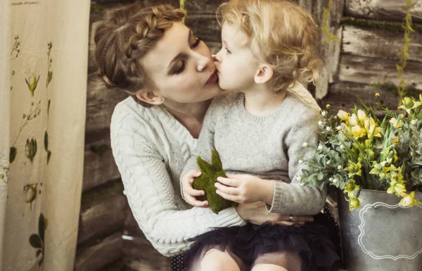 Concepto de maternidad: madre cariñosa besa a su hijita — Foto de Stock