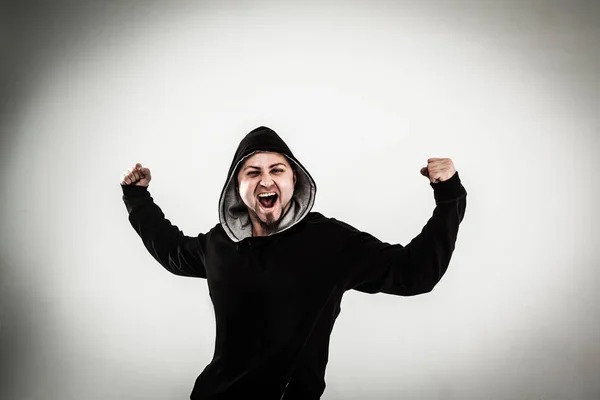 Retrato de un chico enérgico rapero sobre un fondo claro — Foto de Stock