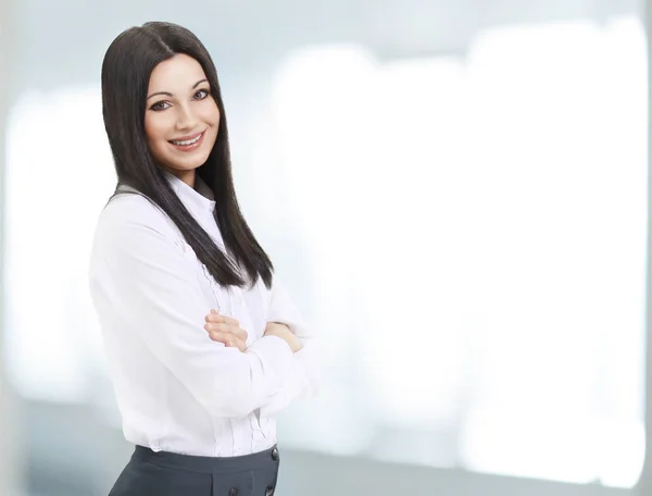 Porträt einer erfolgreichen Geschäftsfrau im Hintergrund des Büros — Stockfoto