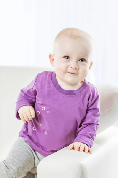 Portret van een gelukkig een jaar oud meisje op een achtergrond van heldere kinderen kamer — Stockfoto