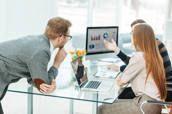 Especialista en Finanzas y equipo empresarial haciendo análisis de informes de marketing , — Foto de Stock