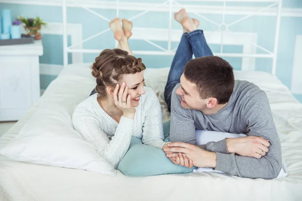 Concepto de felicidad familiar: pareja amorosa en la cama en el dormitorio — Foto de Stock