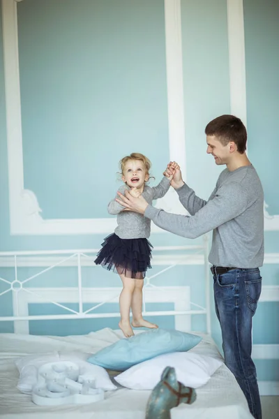 Amoroso padre juega con feliz hijita — Foto de Stock