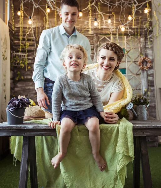 Retrato de familia feliz en sala de estar — Foto de Stock