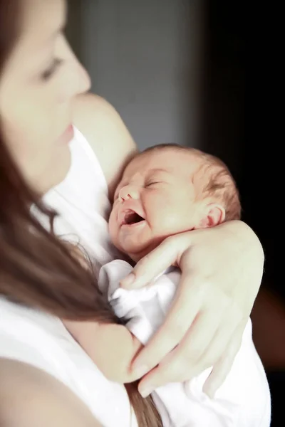 Concept van moeders - pasgeboren baby op handen bij Mama — Stockfoto