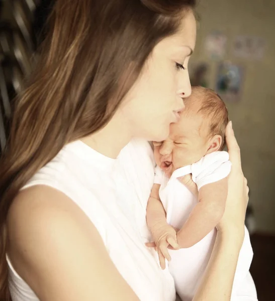 Spokojny nowo narodzonego dziecka w ramionach matki — Zdjęcie stockowe