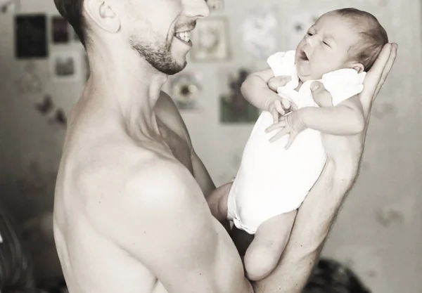 Feliz padre sostiene hija recién nacida . — Foto de Stock