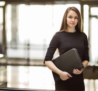 Başarılı iş kadını arka planda geniş bir Office belgeleri ile.