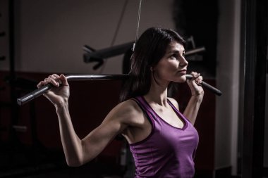 iş kadını fitness club bir fitness makinede egzersiz yaparak.