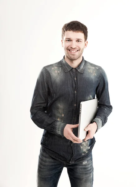 Portret marketing Manager met laptop op een witte achtergrond. — Stockfoto